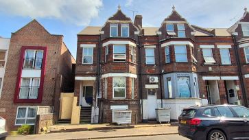 Property for Auction in Bedfordshire and Buckinghamshire - Flat 5, 59 Castle Street, Luton, Bedfordshire LU1 3AG