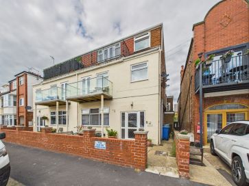 Property for Auction in Hull & East Yorkshire - Flat 7 Marine Court, Summerfield Road, Bridlington, East Riding of Yorkshire YO15 3LF