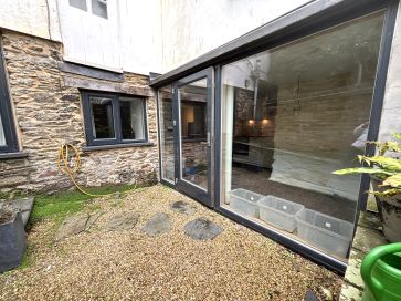 Property for Auction in South West - Basement Flat, 5 Trafalgar Square, Fowey, Cornwall PL23 1AZ