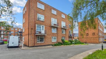 Property for Auction in Bedfordshire and Buckinghamshire - 59A Viceroy Court, High Street South, Dunstable, Bedfordshire, LU6 3HP