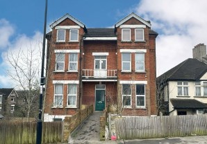 Property for Auction in London - Flat 6, 1 Canham Road, South Norwood, London, SE25 6RZ