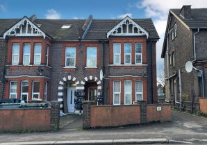 Property for Auction in London - Flat 14, 23-25 Biscot Road, Luton, Bedfordshire, LU3 1AH