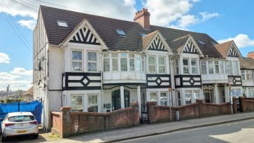 Property for Auction in Bedfordshire and Buckinghamshire - Flat E, 11 Marsh Road, Luton, Bedfordshire LU3 2QF