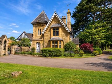 Property for Auction in Northamptonshire - Cemetary Lodge, 51 Castle Road, Wellingborough, Northamptonshire NN8 1LL