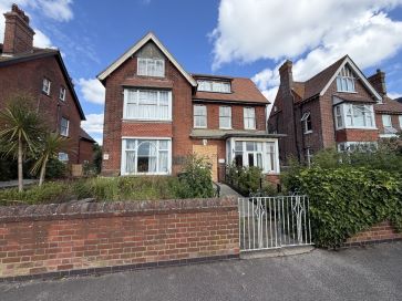 Property for Auction in East Anglia - 44 Kirkley Cliff Road, Lowestoft, Suffolk NR33 0DF
