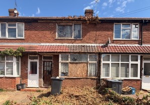 Property for Auction in London - 25 Peartree Road, Luton, Bedfordshire, LU2 8AZ